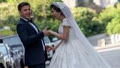 Жених и невеста держатся за руки